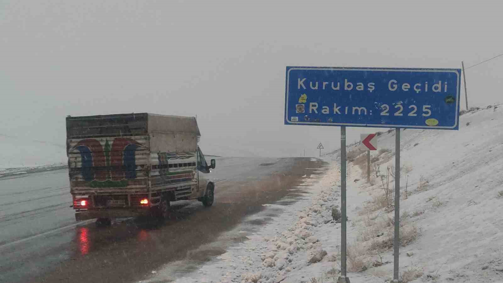 Van’da Kurubaş Geçidi’nde yoğun kar yağışı ve sis etkili oldu 8 vanda kurubas gecidinde yogun kar yagisi ve sis etkili oldu 4 Yuh25hsR