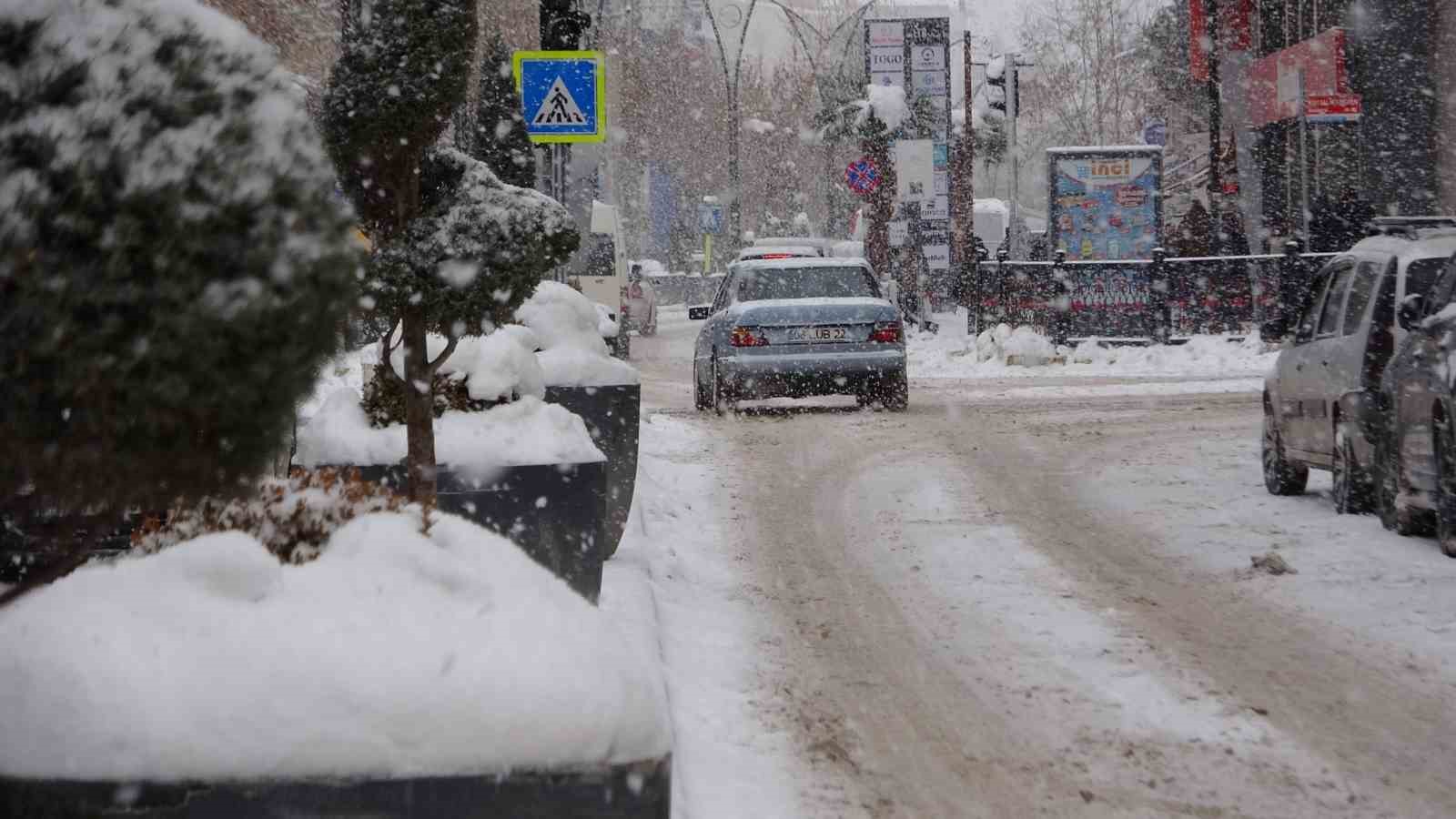 vanda lapa lapa kar yagisi 625 yol kapandi okullar tatil edildi 4 dl8MLn36