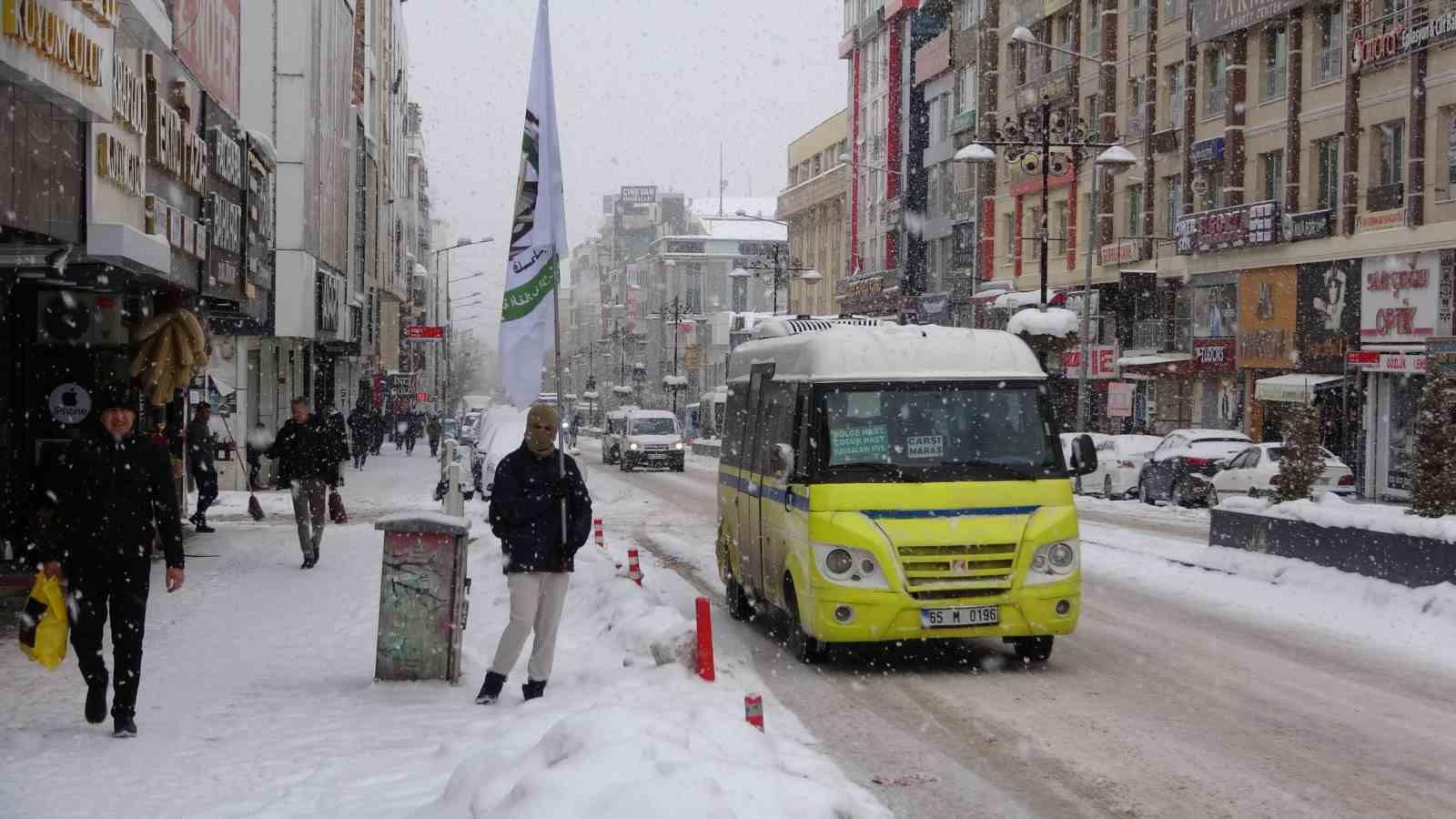 vanda lapa lapa kar yagisi 625 yol kapandi okullar tatil edildi 6 nc53KcV1