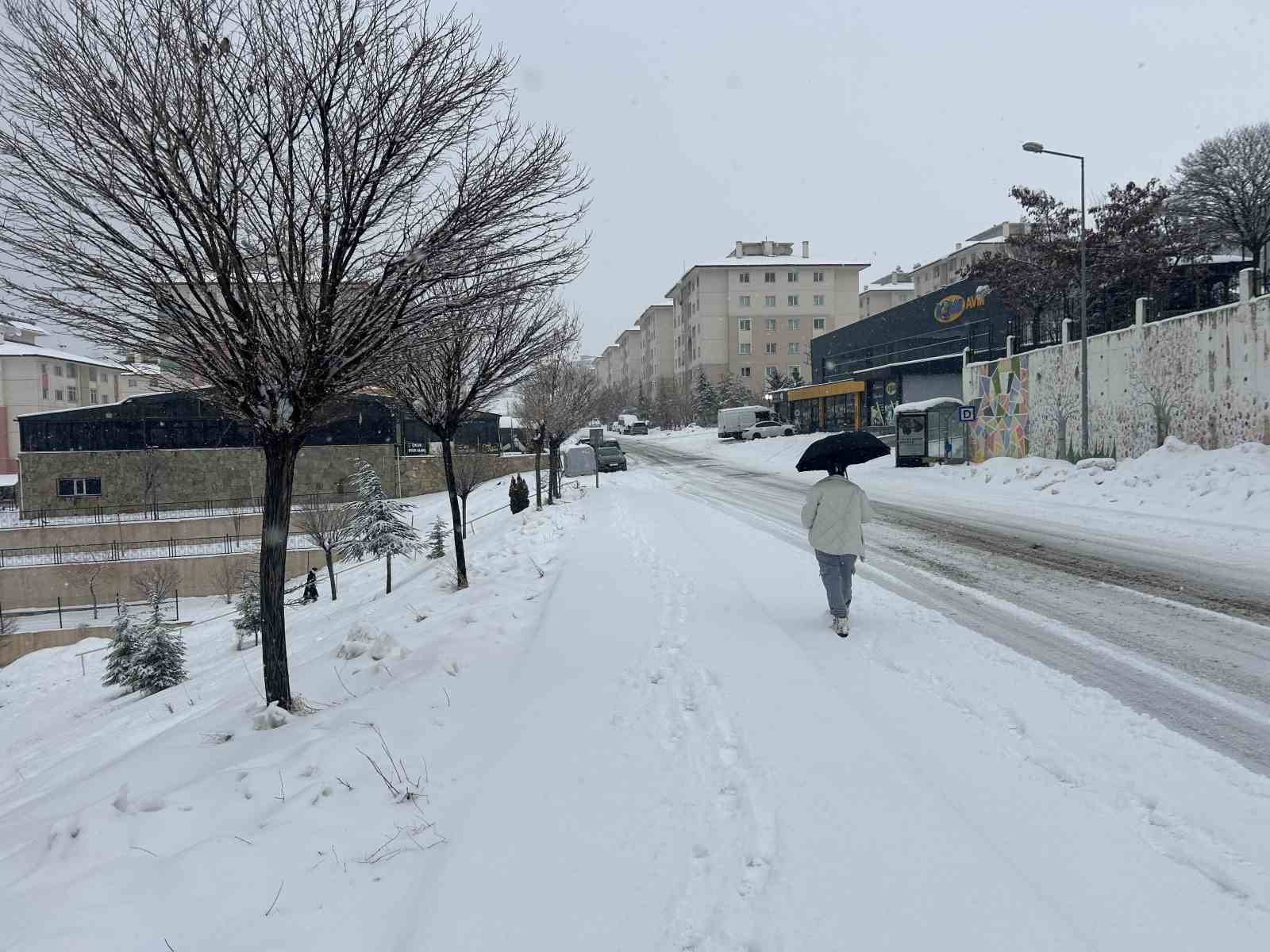 vanda mart ayi kapidan baktirdi kar yagisi ulasimi durdurdu 0 XF5GmzAA