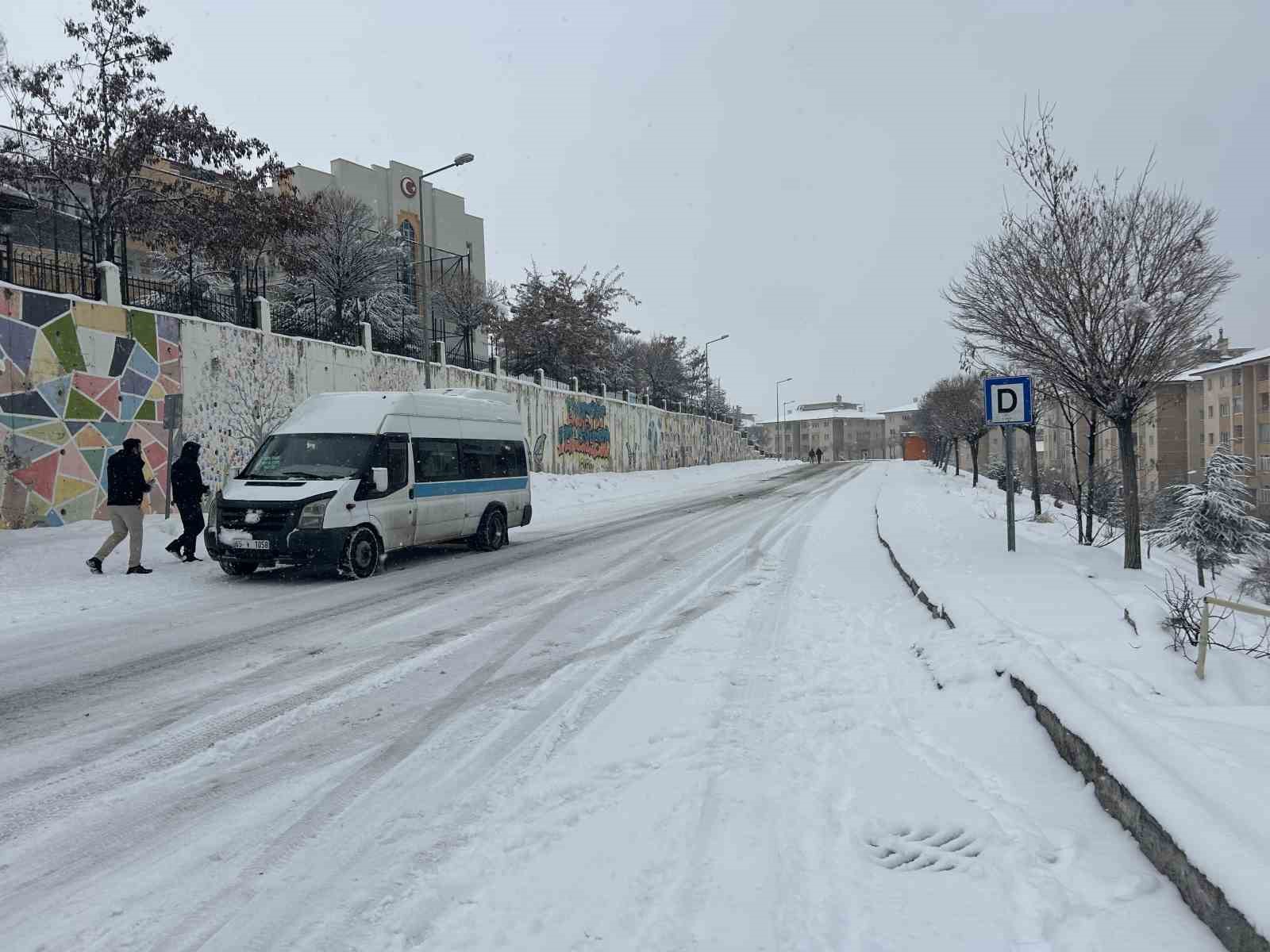 vanda mart ayi kapidan baktirdi kar yagisi ulasimi durdurdu 1 MWyK3dLc