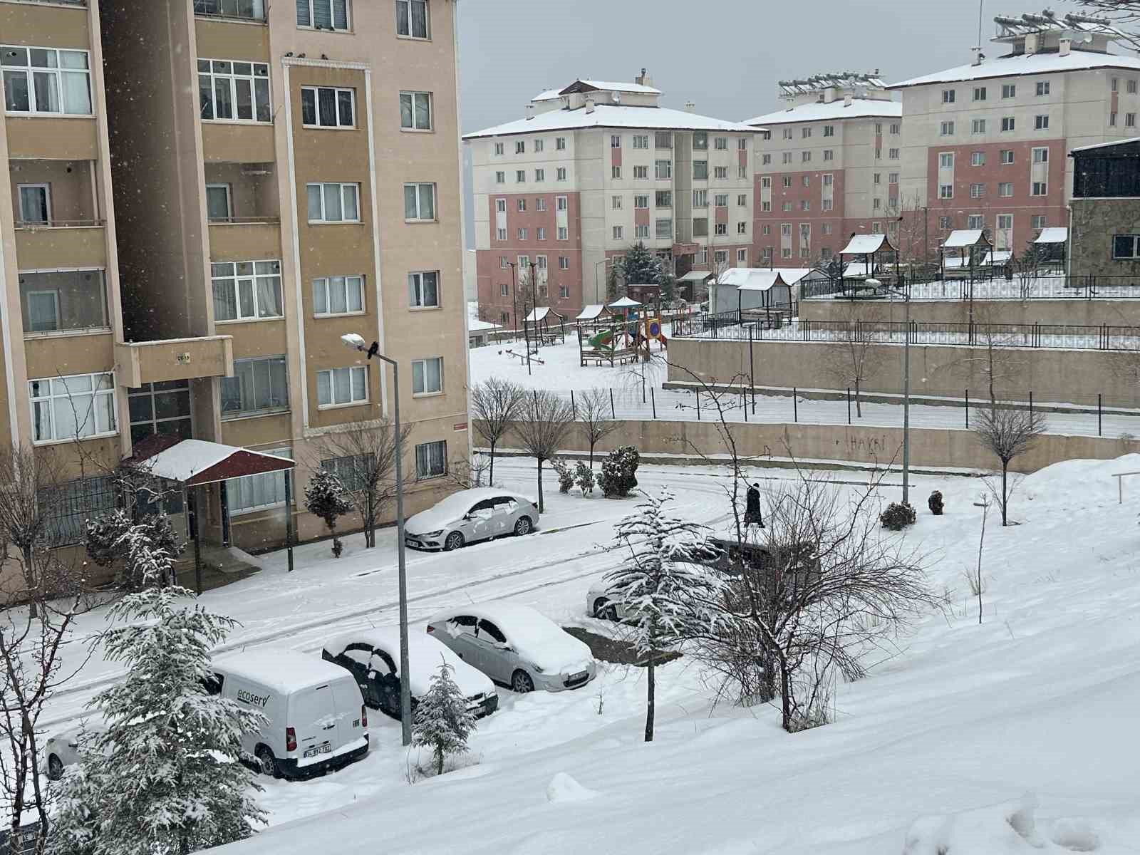 vanda mart ayi kapidan baktirdi kar yagisi ulasimi durdurdu 4 jvJ32VjQ