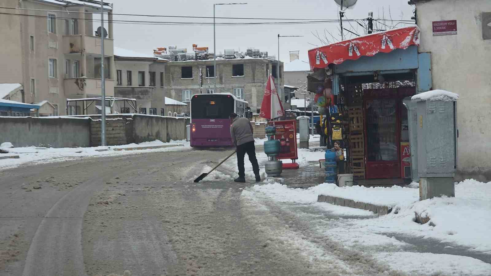 vanda nisan kari 93 yerlesim yerinin yolu kapandi izmir ucagi inemedi 6 O7N7U1bB