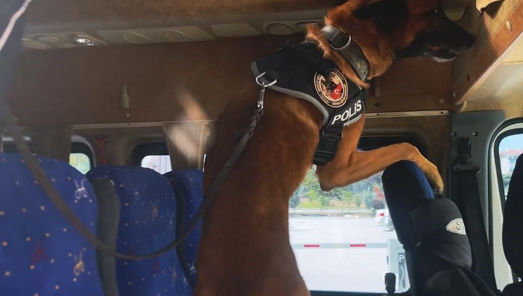 Van’da ’okul taşıtı’ yazan araçta 35 kilo metamfetamin ele geçirildi 5 vanda okul tasiti yazan aracta 35 kilo metamfetamin ele gecirildi 1