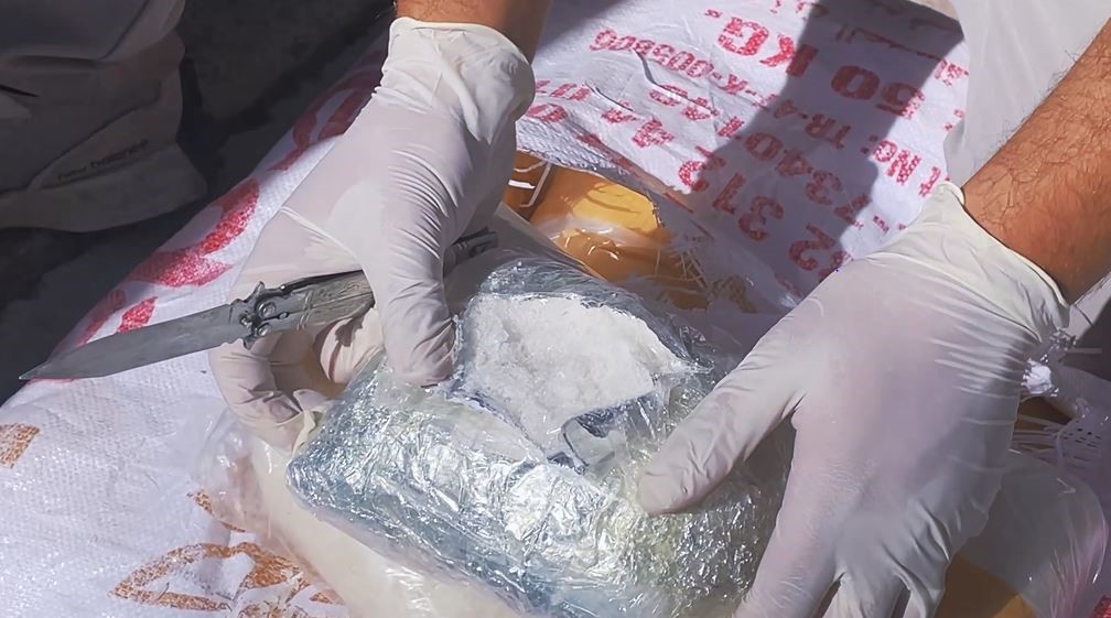 Van’da ’okul taşıtı’ yazan araçta 35 kilo metamfetamin ele geçirildi 6 vanda okul tasiti yazan aracta 35 kilo metamfetamin ele gecirildi 2 ngrXybGf