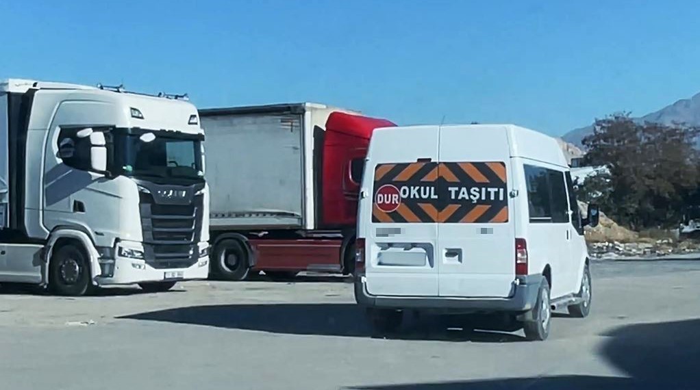 Van’da ’okul taşıtı’ yazan araçta 35 kilo metamfetamin ele geçirildi 7 vanda okul tasiti yazan aracta 35 kilo metamfetamin ele gecirildi 3 SOuqSkz9