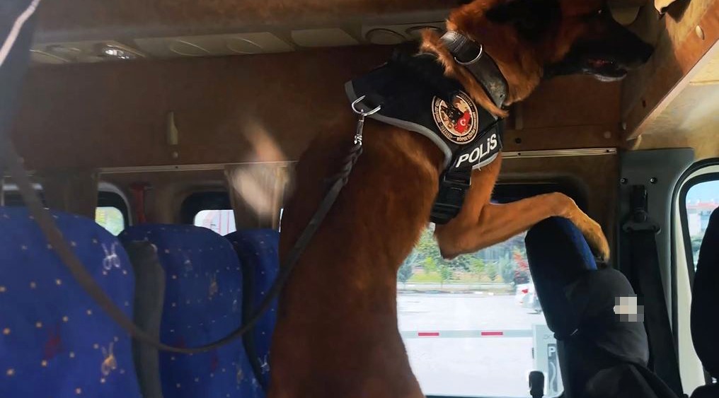 Van’da ’okul taşıtı’ yazan araçta 35 kilo metamfetamin ele geçirildi 8 vanda okul tasiti yazan aracta 35 kilo metamfetamin ele gecirildi 4 IiShgBQm