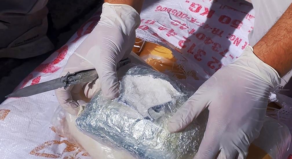 Van’da ’okul taşıtı’ yazan araçta 35 kilo metamfetamin ele geçirildi 9 vanda okul tasiti yazan aracta 35 kilo metamfetamin ele gecirildi 5 dBDmtwVi