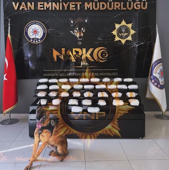 Van’da ’okul taşıtı’ yazan araçta 35 kilo metamfetamin ele geçirildi 10 vanda okul tasiti yazan aracta 35 kilo metamfetamin ele gecirildi 6 k2EGPs8F