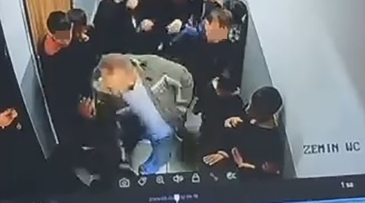 vanda okulda dehset cocuguna kartopu atan ogrenciyi koridorda darp etti 0 QeIQtp5X