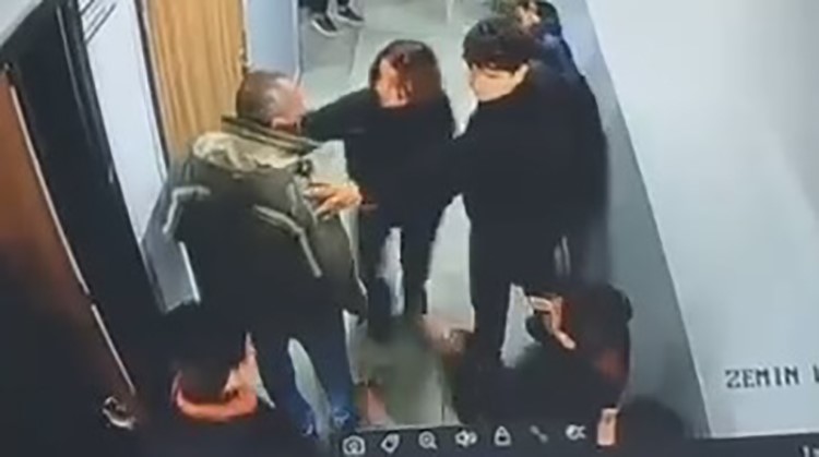 vanda okulda dehset cocuguna kartopu atan ogrenciyi koridorda darp etti 1 HBjlU1f6