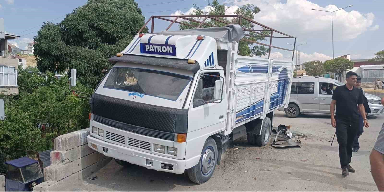 Van’da otomobil kamyonetle çarpıştı: 1 ölü, 4 yaralı 5 vanda otomobil kamyonetle carpisti 1 olu 4 yarali 1