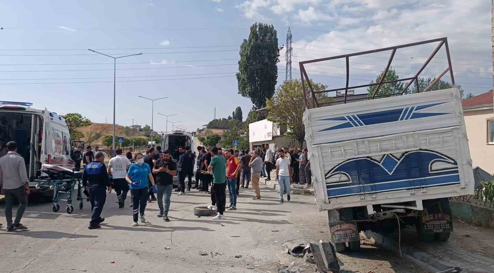 Van’da otomobil kamyonetle çarpıştı: 1 ölü, 4 yaralı 6 vanda otomobil kamyonetle carpisti 1 olu 4 yarali 2 d9MiQYzd