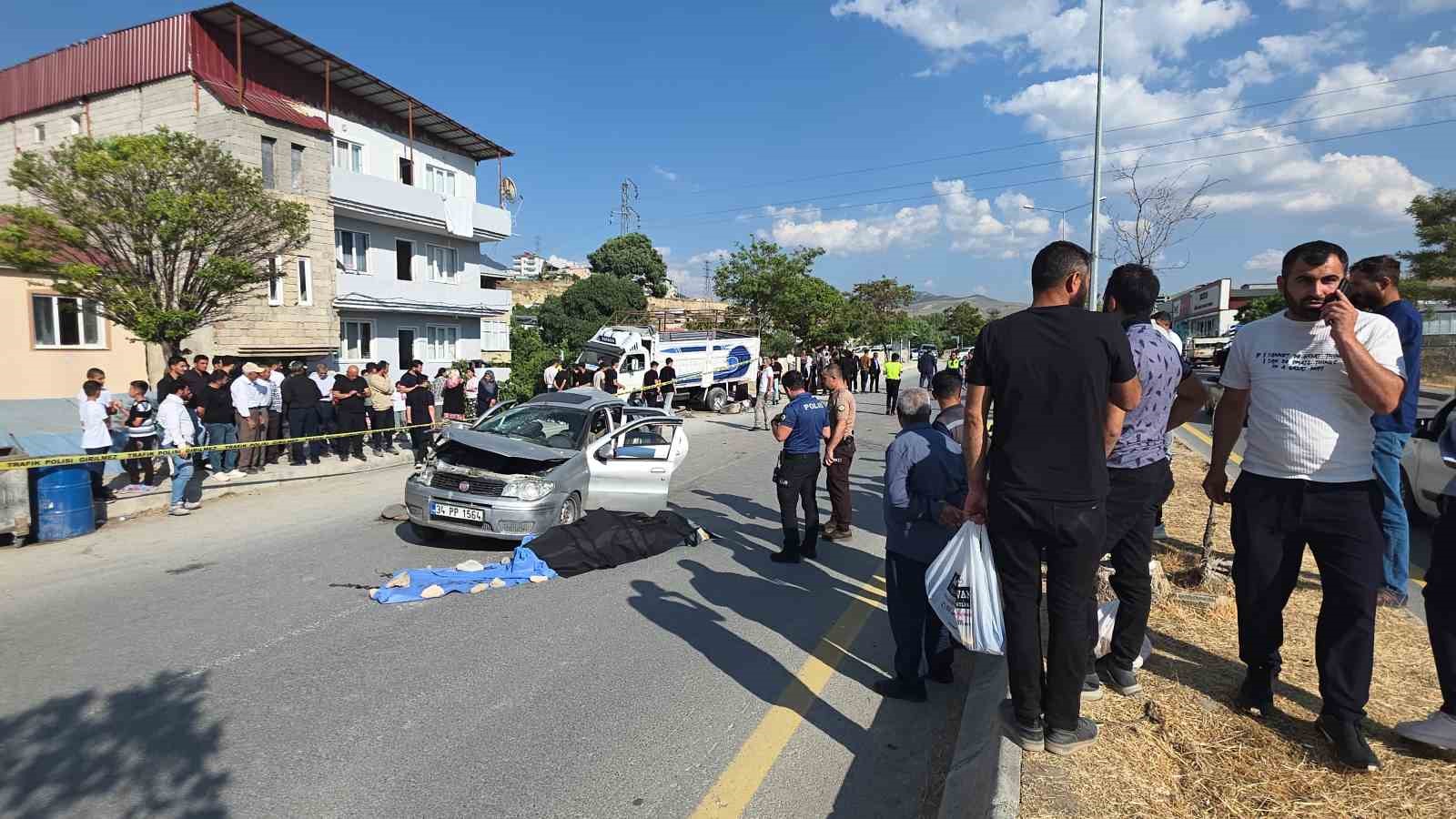 Van’da otomobil kamyonetle çarpıştı: 1 ölü, 4 yaralı 7 vanda otomobil kamyonetle carpisti 1 olu 4 yarali 3 kuzkj3Lc