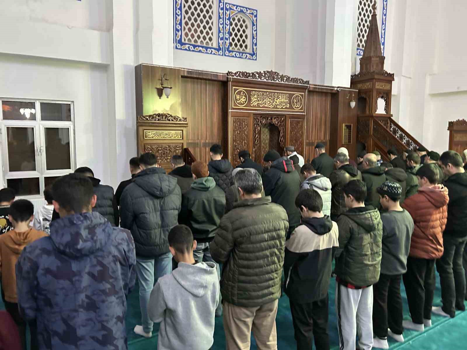 vanda ramazan ayinin ilk teravih namazi kilindi 0 KNZqwQJH