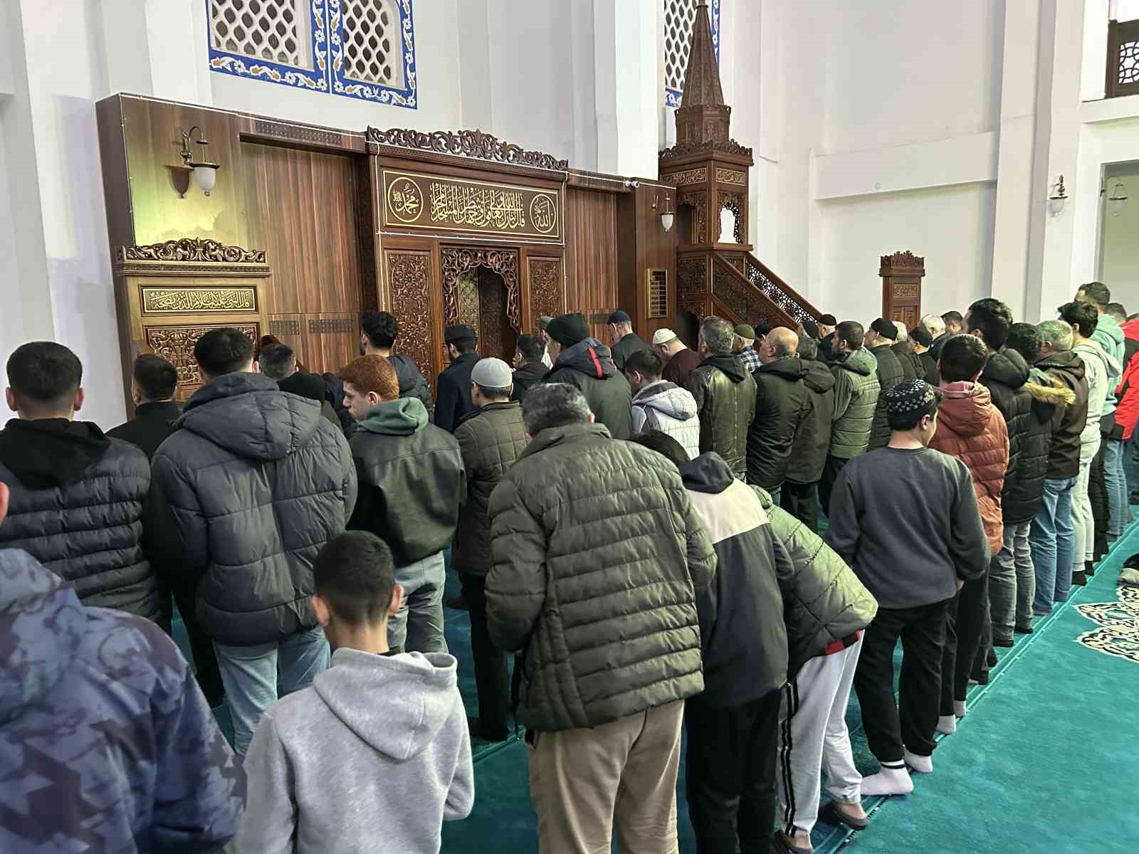 vanda ramazan ayinin ilk teravih namazi kilindi 1 ii9LSdez