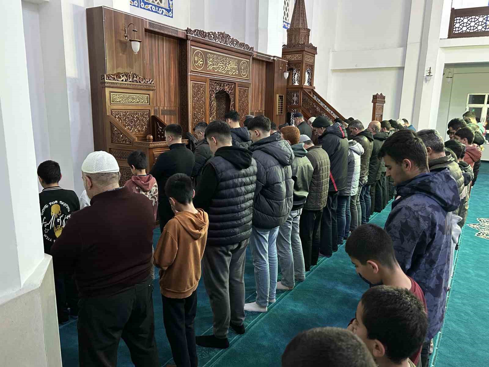 vanda ramazan ayinin ilk teravih namazi kilindi 2 vB9neCFa