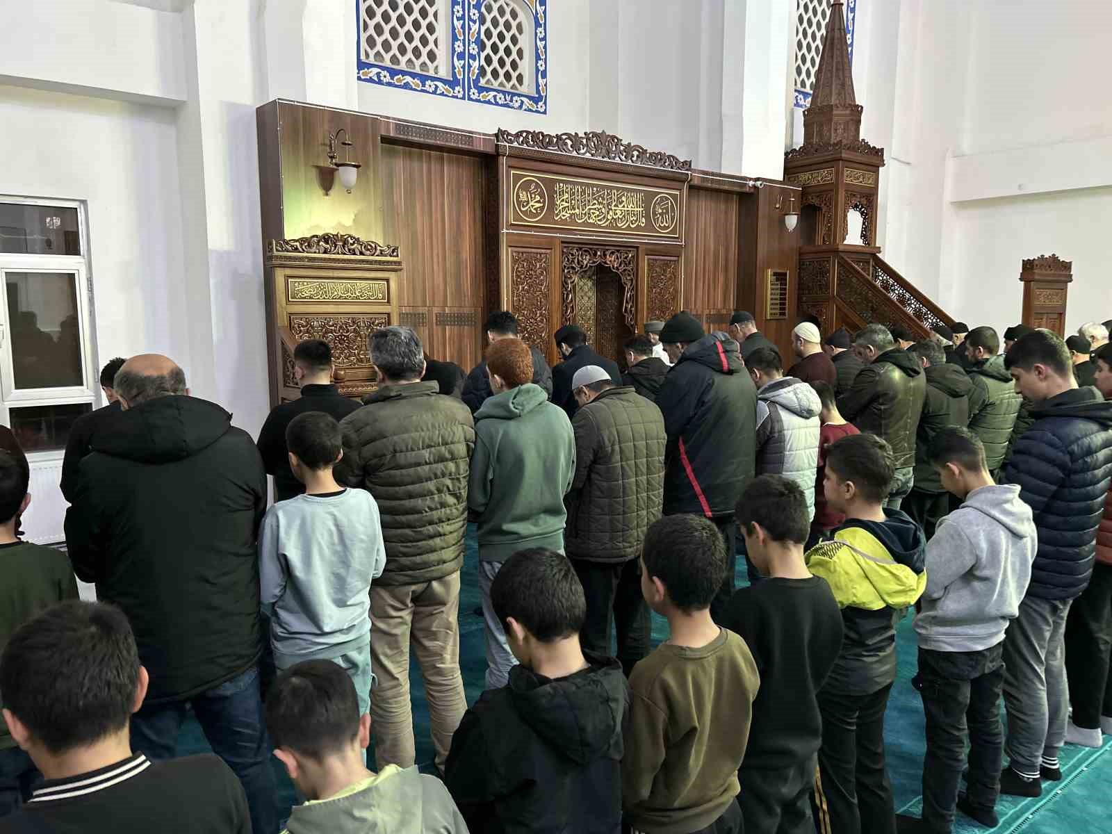 vanda ramazan ayinin ilk teravih namazi kilindi 3 7eis7V1L