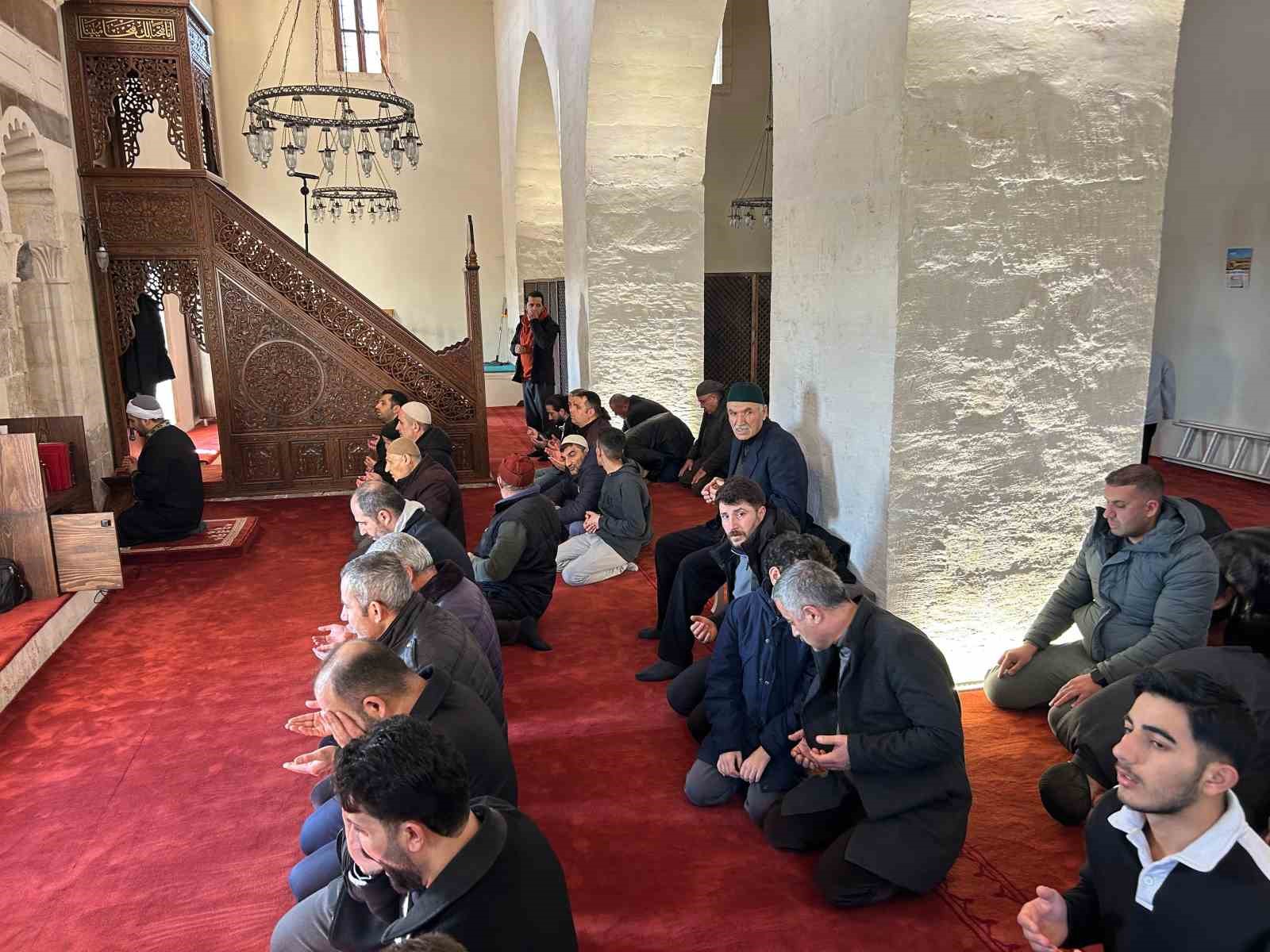 vanda ramazan oncesi manevi atmosfer tarihi camide yasaniyor 9 2Ani4Pnh