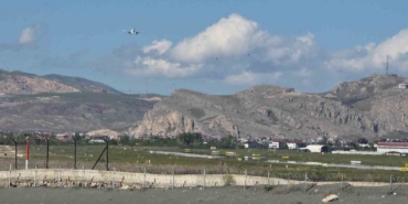 vanda-siddetli-ruzgar-ucaklara-pisti-pas-gecirdi-SR9RpQhr.jpg