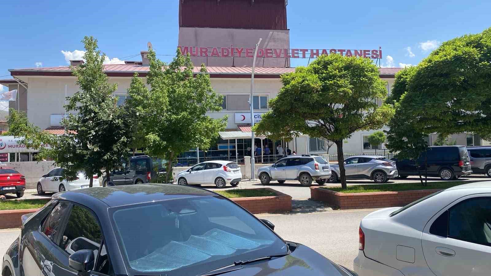Van’da silahlı ve sopalı kavga: 15 yaralı 4 vanda silahli ve sopali kavga 15 yarali 0