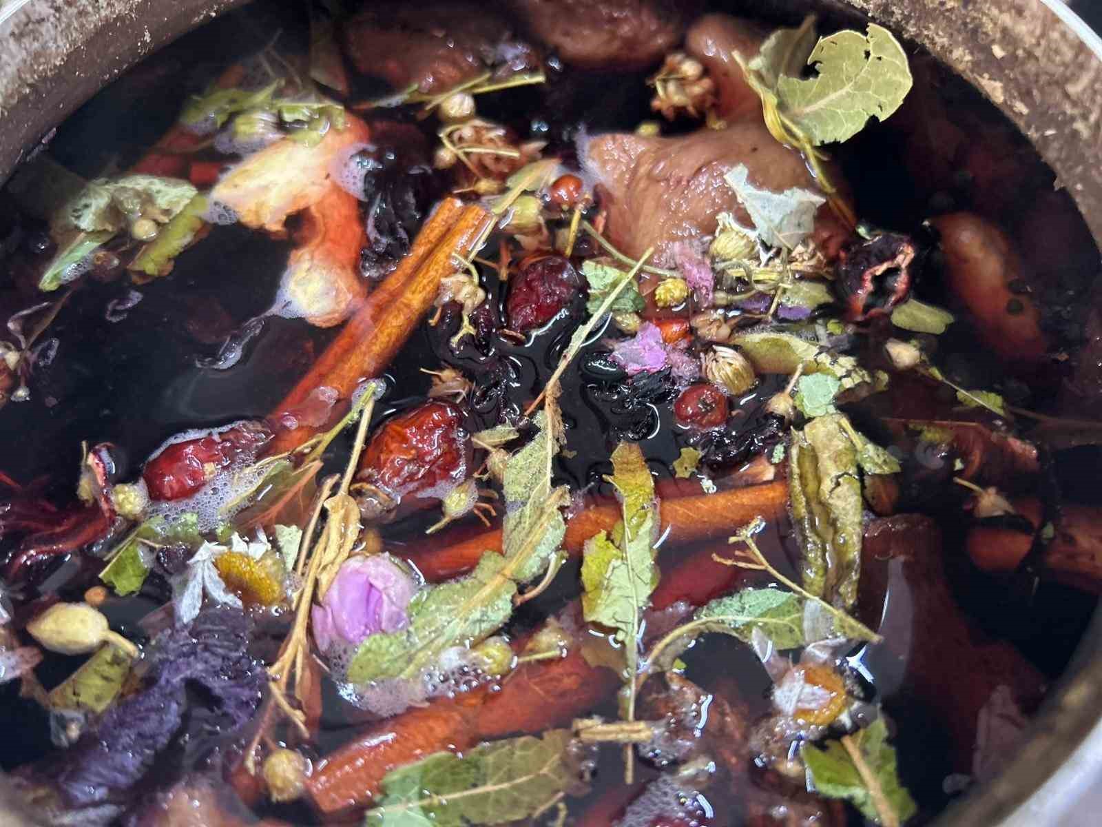 vanda soba uzerinde demlenen kis caylari ilgi goruyor 1 n4aGBTiI