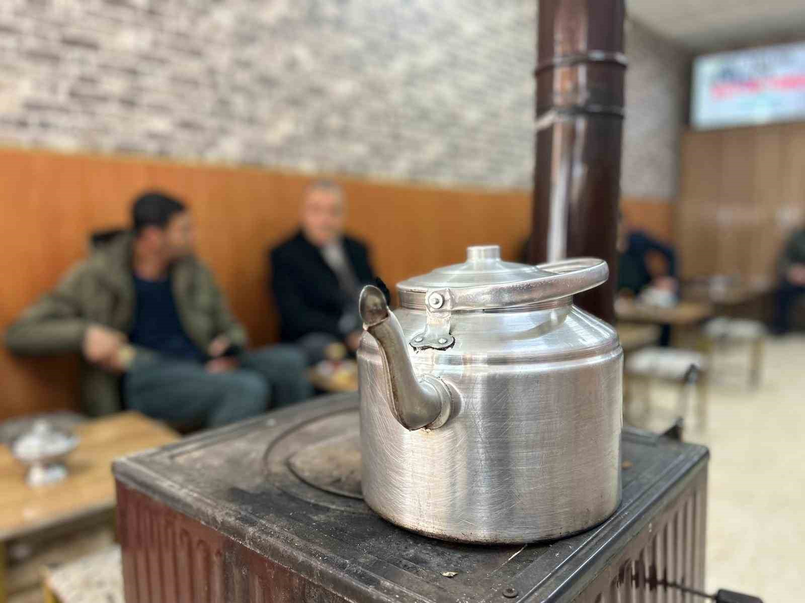 vanda soba uzerinde demlenen kis caylari ilgi goruyor 2 gpdiO562