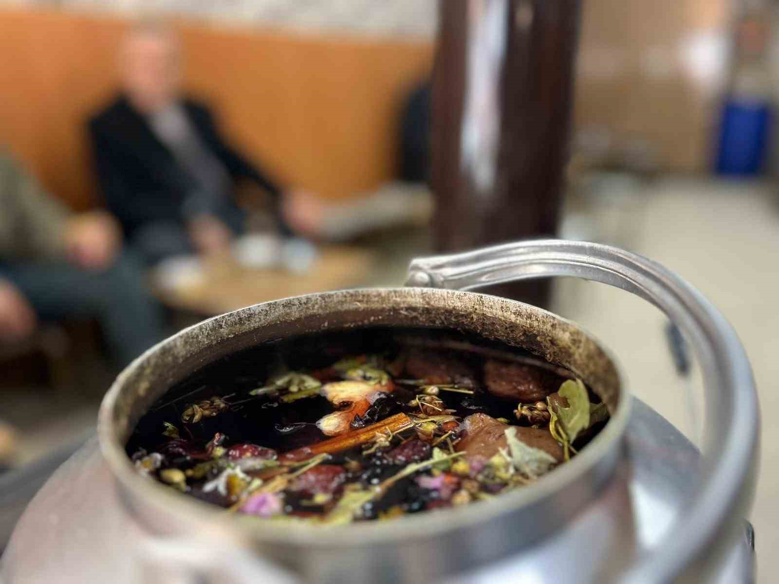 vanda soba uzerinde demlenen kis caylari ilgi goruyor 3 wdmHtHlH