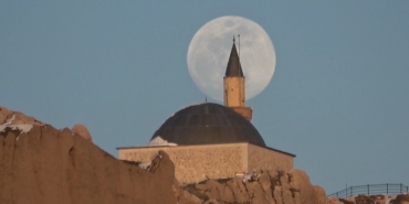 vanda-tarih-ile-dolunayin-bulusmasi-gorsel-solen-sundu-UZkQPDZy.jpg