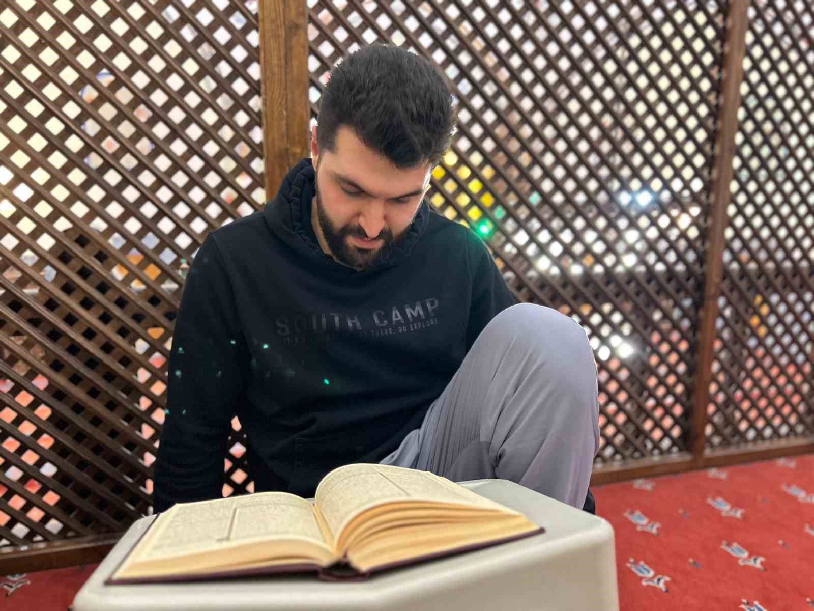 vanda vatandaslar itikaf sunneti icin camilere kapandi 1