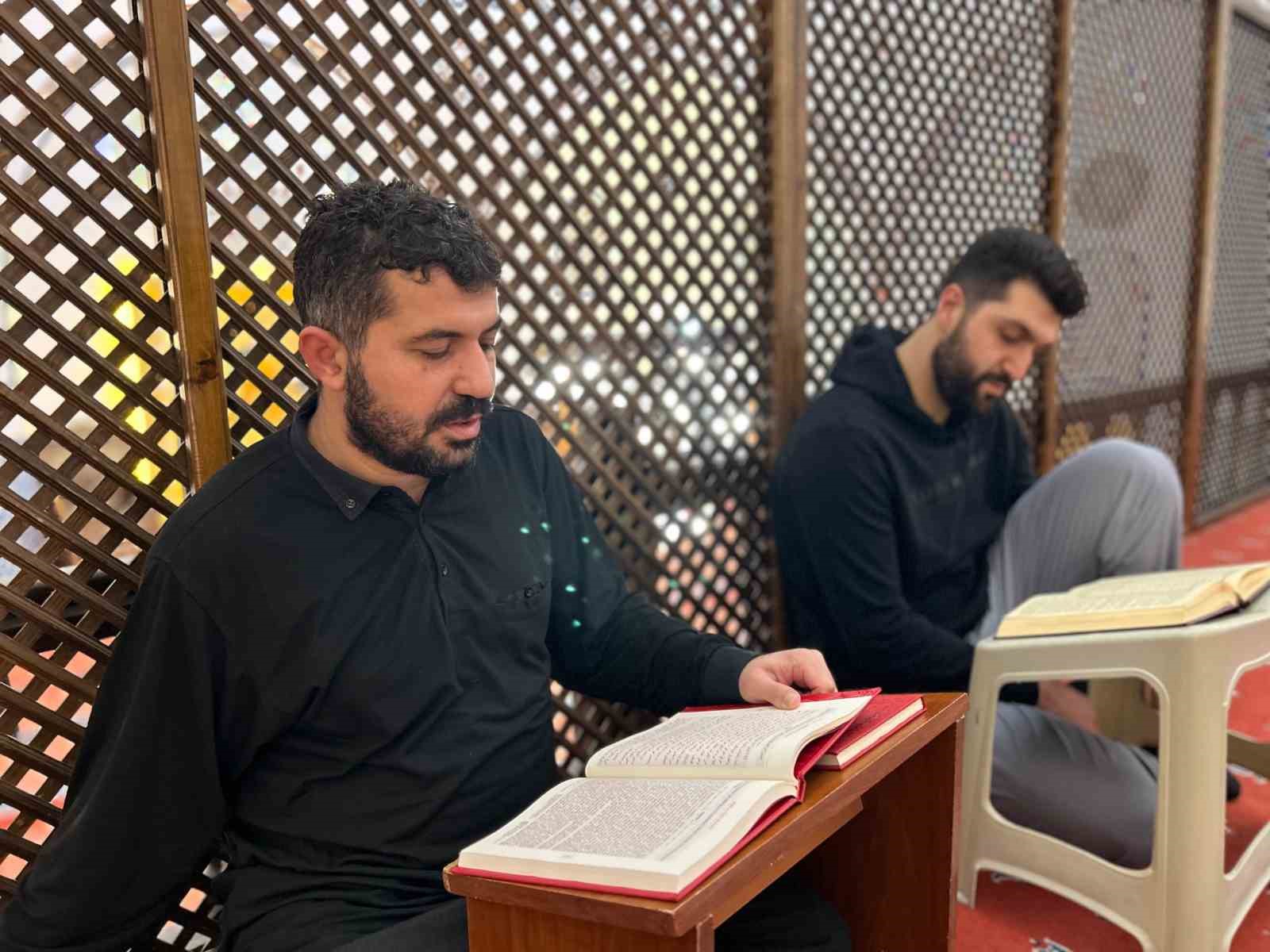 vanda vatandaslar itikaf sunneti icin camilere kapandi 2 P3331g6R