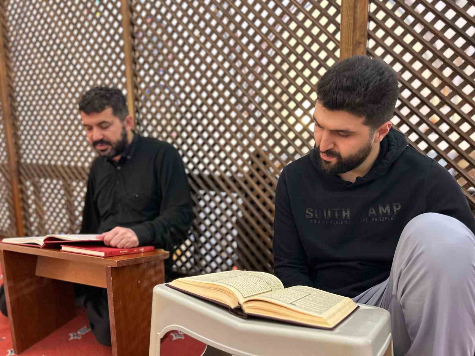 vanda vatandaslar itikaf sunneti icin camilere kapandi 4 MKMKBGwU