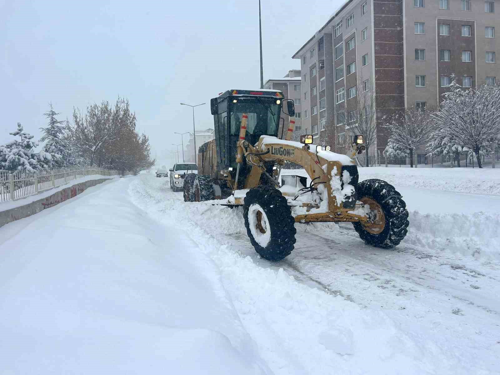 vanda yogun kar yagisi 287 yerlesim yerine ulasim saglanamiyor 6 YhUuBflg