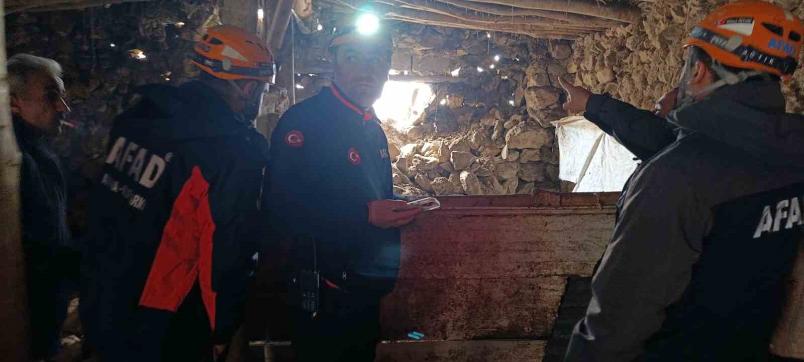 vandaki depremde bir ahirin duvari coktu 0 3FPjZ2kT