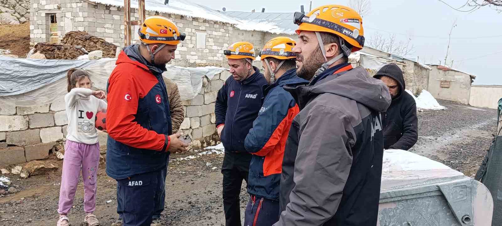vandaki depremde bir ahirin duvari coktu 10 Kn2KOV85