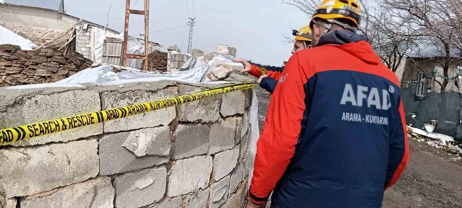 vandaki depremde bir ahirin duvari coktu 2 YUtqZ8tJ