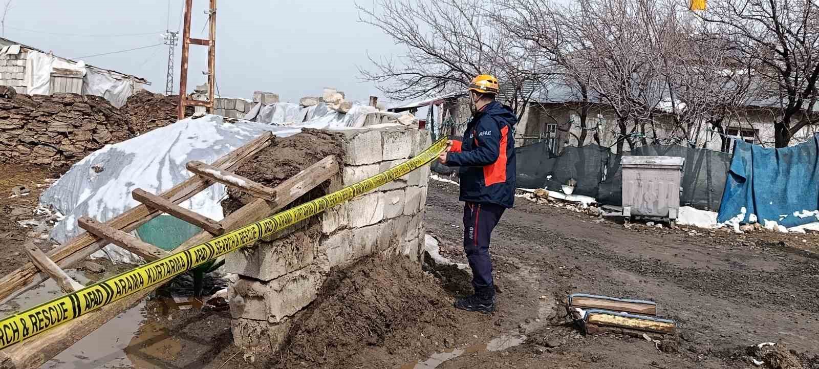 vandaki depremde bir ahirin duvari coktu 3 WIDJi11h