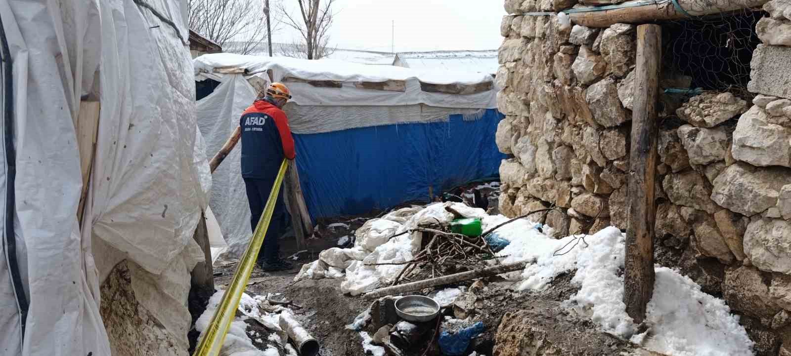 vandaki depremde bir ahirin duvari coktu 4 PjqPUehT