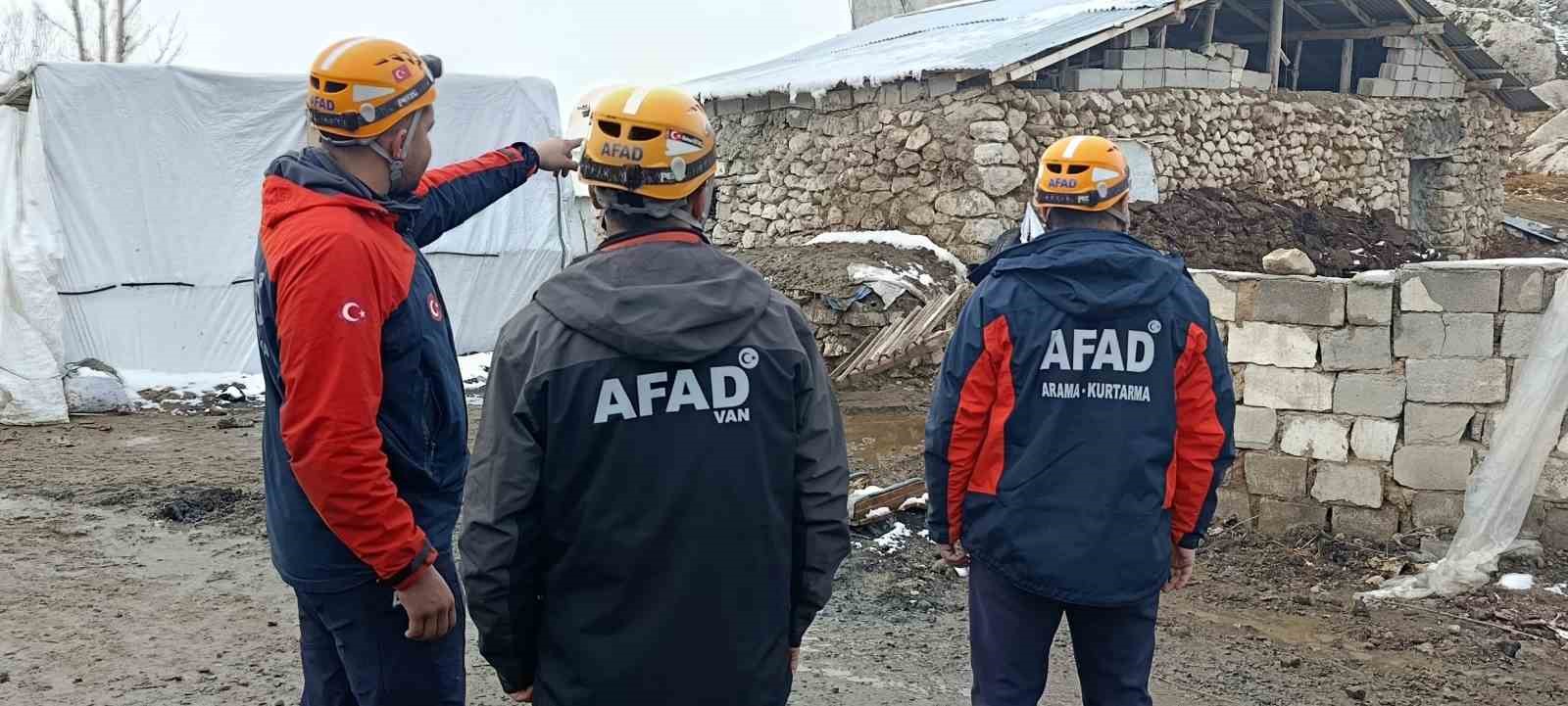 vandaki depremde bir ahirin duvari coktu 6 6VUnOjVB