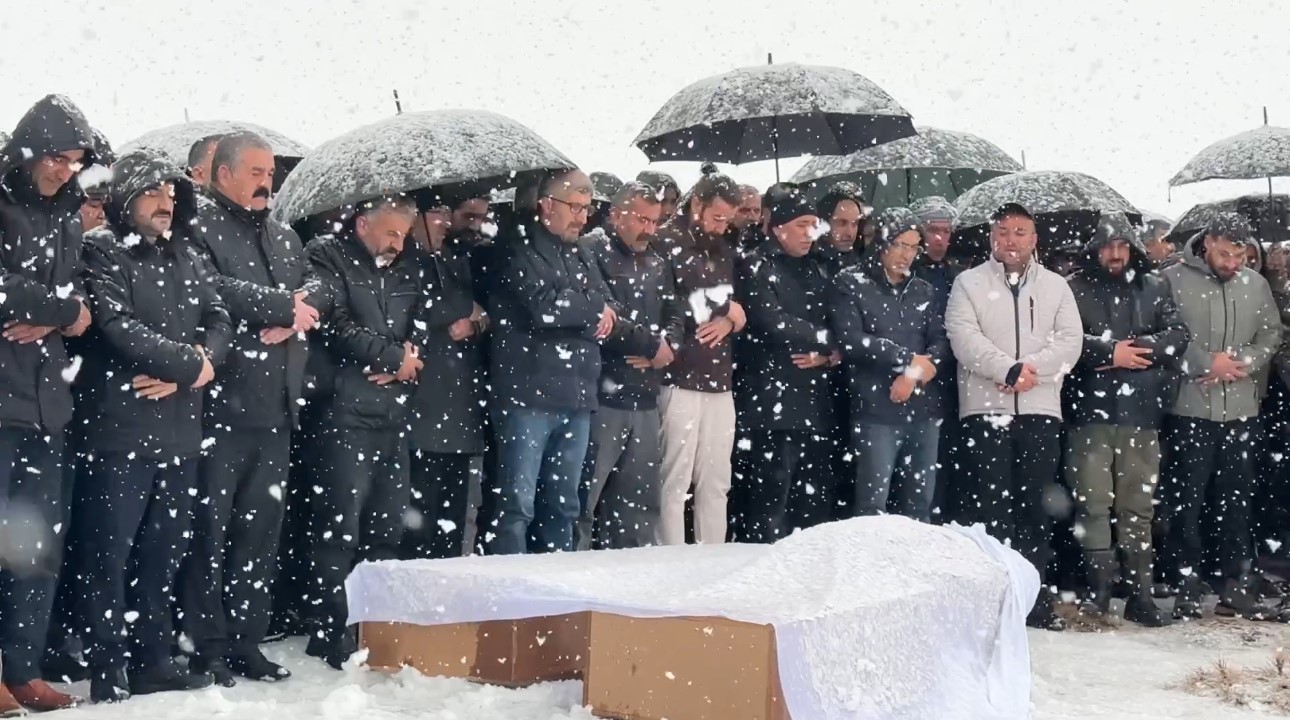 vandaki kazada hayatini kaybeden aile yan yana defnedildi 0 vRsSkiiW