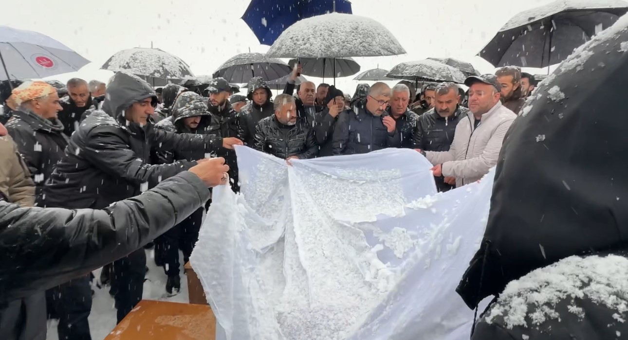 vandaki kazada hayatini kaybeden aile yan yana defnedildi 1 3OyYQQae