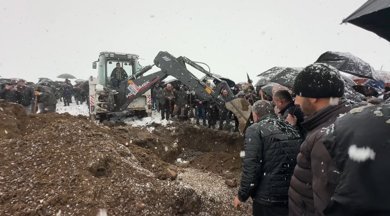 vandaki kazada hayatini kaybeden aile yan yana defnedildi 11 99muOkQ4