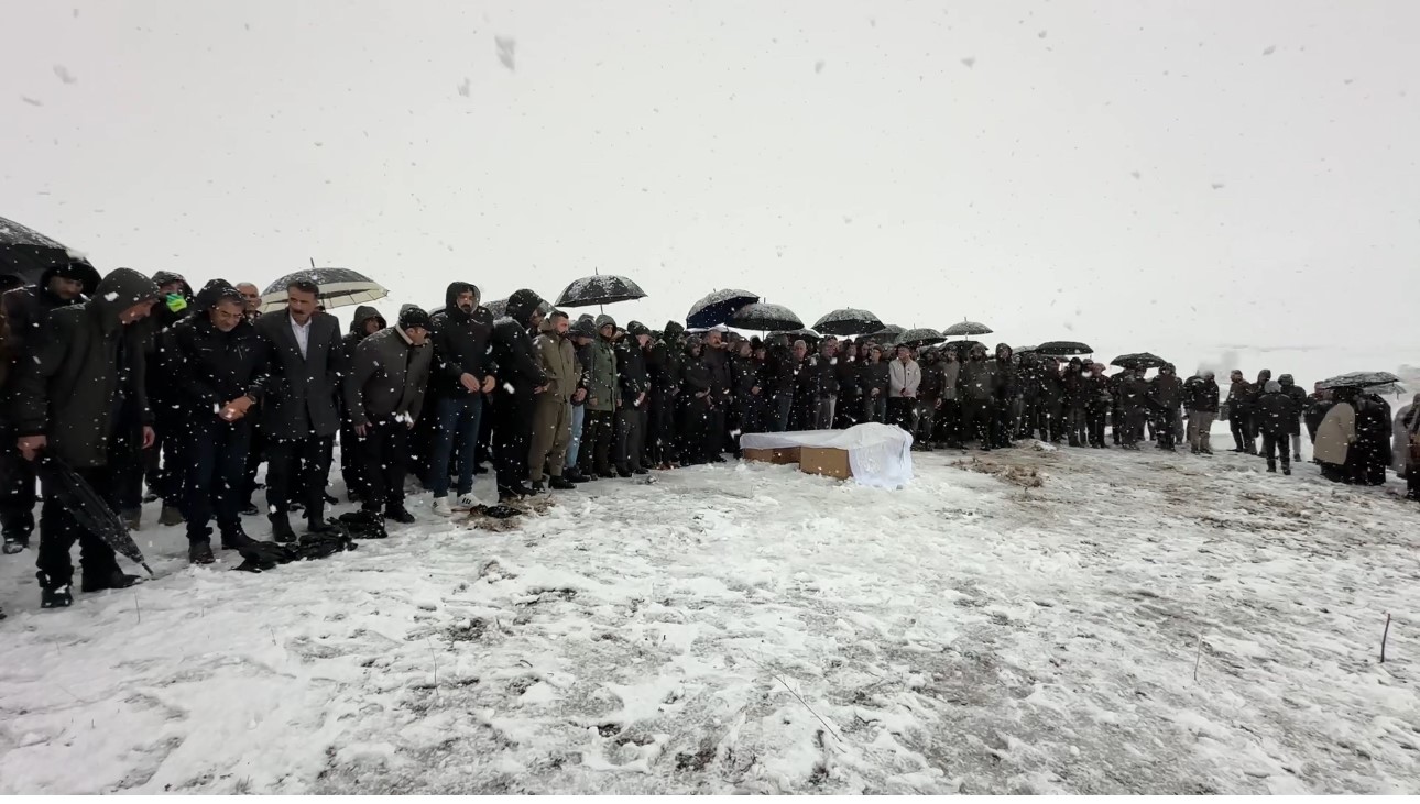 vandaki kazada hayatini kaybeden aile yan yana defnedildi 8 jqKB5smD