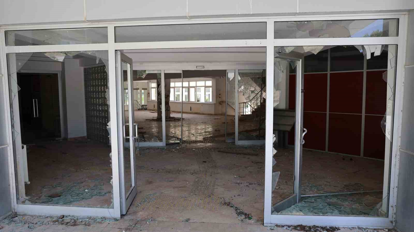 Vandallar, eski fizik tedavi merkezinin duvarlarına sprey boyalarla yazı yazdı 4 vandallar eski fizik tedavi merkezinin duvarlarina sprey boyalarla yazi yazdi 0 4bkuyi3r