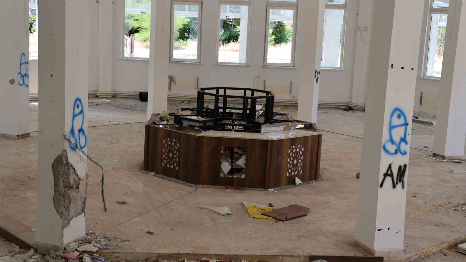 Vandallar, eski fizik tedavi merkezinin duvarlarına sprey boyalarla yazı yazdı 5 vandallar eski fizik tedavi merkezinin duvarlarina sprey boyalarla yazi yazdi 1 ePPjFA6R