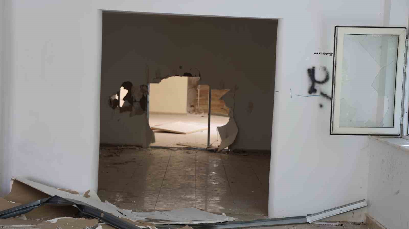 Vandallar, eski fizik tedavi merkezinin duvarlarına sprey boyalarla yazı yazdı 6 vandallar eski fizik tedavi merkezinin duvarlarina sprey boyalarla yazi yazdi 2 VQeFnBrf