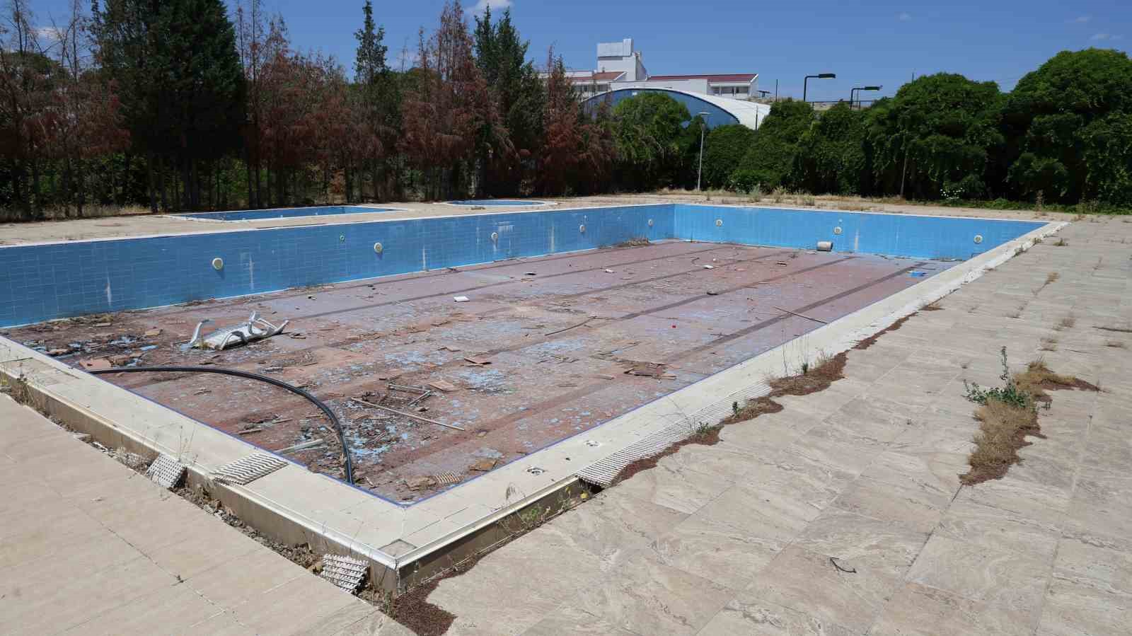 Vandallar, eski fizik tedavi merkezinin duvarlarına sprey boyalarla yazı yazdı 7 vandallar eski fizik tedavi merkezinin duvarlarina sprey boyalarla yazi yazdi 3 mPbDQzXX