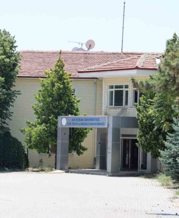 vandallar-eski-fizik-tedavi-merkezinin-duvarlarina-sprey-boyalarla-yazi-yazdi-vbHjtzhM.jpg