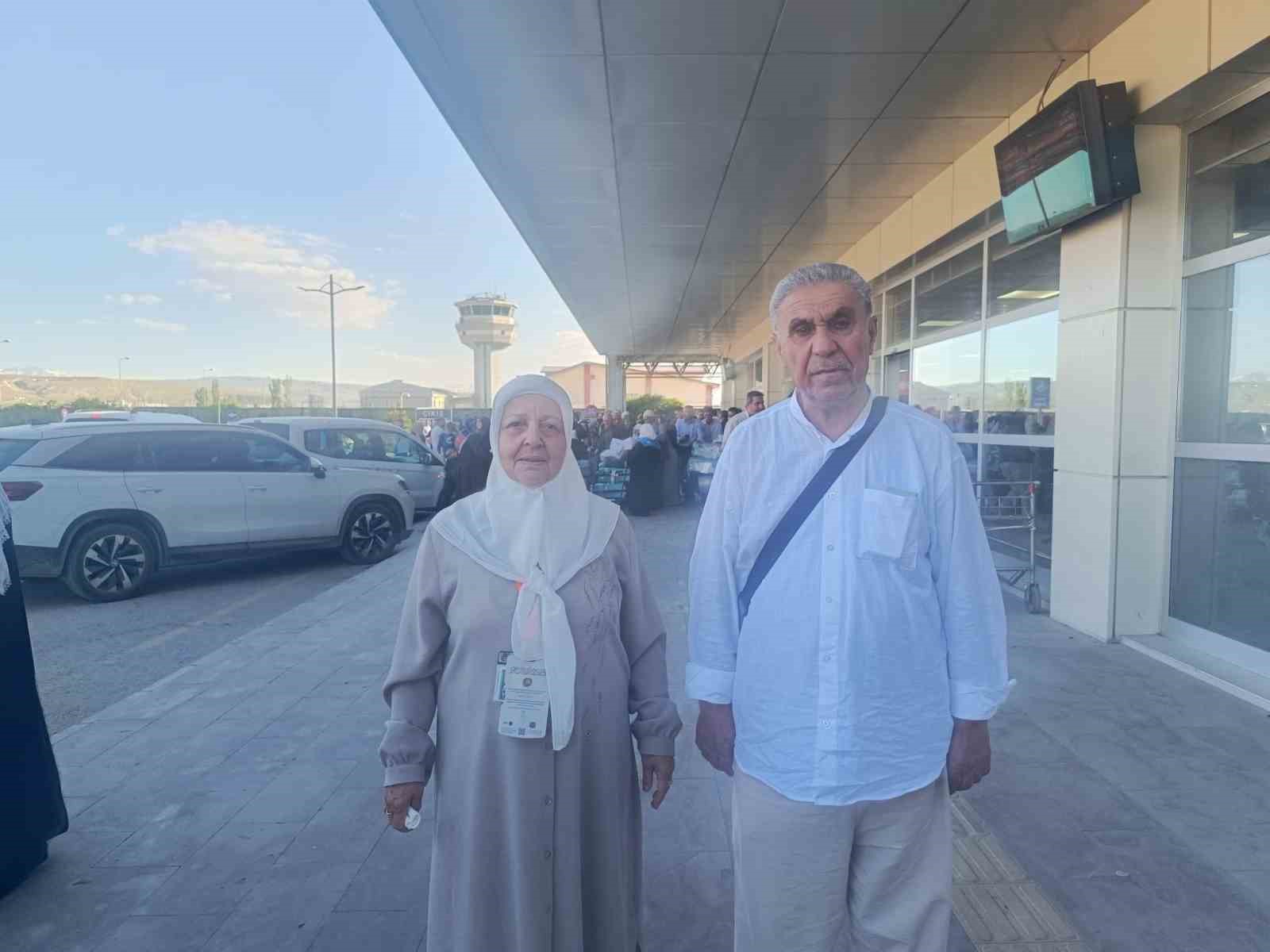 Van’dan kutsal topraklara uzanan yolculuk sona erdi: İlk hac kafilesi dualarla karşılandı 5 vandan kutsal topraklara uzanan yolculuk sona erdi ilk hac kafilesi dualarla karsilandi 1