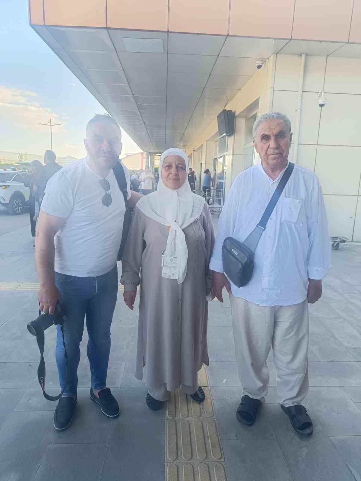 Van’dan kutsal topraklara uzanan yolculuk sona erdi: İlk hac kafilesi dualarla karşılandı 6 vandan kutsal topraklara uzanan yolculuk sona erdi ilk hac kafilesi dualarla karsilandi 2 58CMKssf